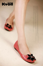 韓版時(shí)尚單鞋引領(lǐng)潮流，化龍巷箱包鞋帽批發(fā)零售兩旺